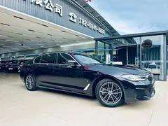 2021 BMW 5 Series 525Li M Sport Package, чёрный — фото 3