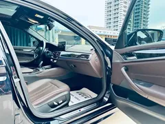 2021 BMW 5 Series 525Li M Sport Package, чёрный — фото 7