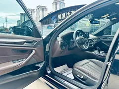 2021 BMW 5 Series 525Li M Sport Package, чёрный — фото 9