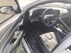 2021 Hyundai Elantra 1.5L CVT LUX Premium, белый — фото 12
