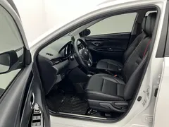 2022 Toyota Yaris L Zhixuan X 1.5L CVT Luxury Plus, белый — фото 19