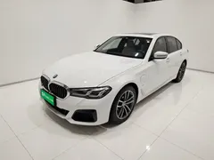 2021 BMW 5 Series 535Le PHEV M Sport, белый — фото 1