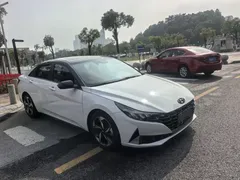 2021 Hyundai Elantra 1.5L CVT LUX Premium, белый — фото 3