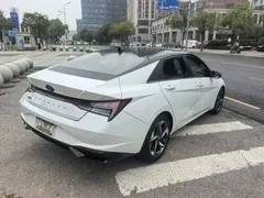 2021 Hyundai Elantra 1.5L CVT LUX Premium, белый — фото 5