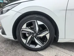 2021 Hyundai Elantra 1.5L CVT LUX Premium, белый — фото 13