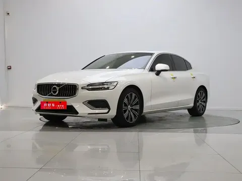 2022 Volvo S60 B4 Luxury