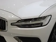 2022 Volvo S60 B4 Luxury, белый — фото 17