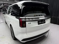 2024 Zeekr 009 6-Seat Executive 4WD 108kWh, белый — фото 11
