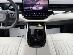 2024 Zeekr 009 6-Seat Executive 4WD 108kWh, белый — фото 24