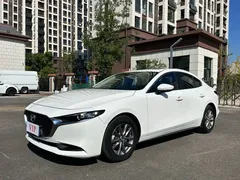 2020 Mazda 3 1.5L AT, белый — фото 1