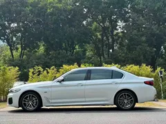 2022 BMW 5 Series 535Le PHEV M Sport Package, белый — фото 4