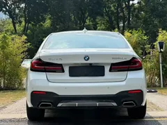 2022 BMW 5 Series 535Le PHEV M Sport Package, белый — фото 5