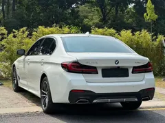 2022 BMW 5 Series 535Le PHEV M Sport Package, белый — фото 6