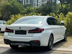 2022 BMW 5 Series 535Le PHEV M Sport Package, белый — фото 7