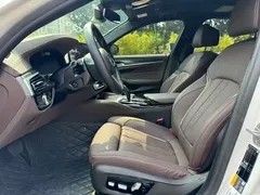 2022 BMW 5 Series 535Le PHEV M Sport Package, белый — фото 14