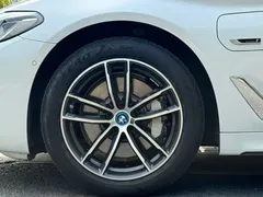 2022 BMW 5 Series 535Le PHEV M Sport Package, белый — фото 19