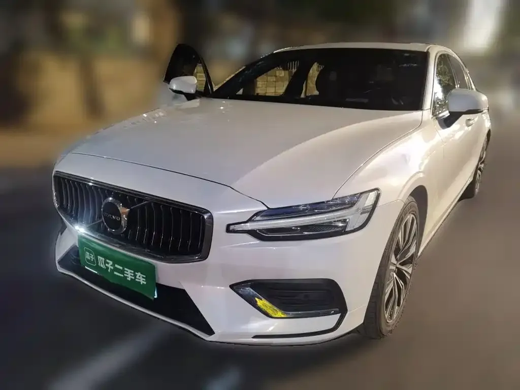 2023 Volvo S60 B4 Luxury