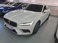 2023 Volvo S60 B4 Luxury, белый — фото 2