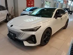 2022 Changan UNI-V 1.5T Premium, белый — фото 1