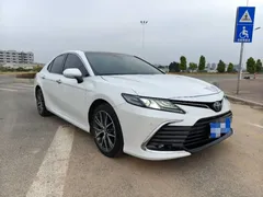 2021 Toyota Camry 2.5G Luxury, белый — фото 2