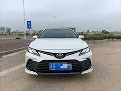 2021 Toyota Camry 2.5G Luxury, белый — фото 3