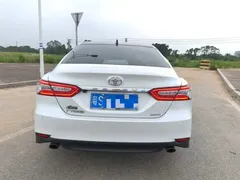 2021 Toyota Camry 2.5G Luxury, белый — фото 4