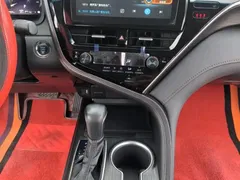 2021 Toyota Camry 2.5G Luxury, белый — фото 17