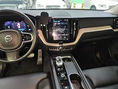 2022 Volvo XC60 4WD Luxury — фото 14