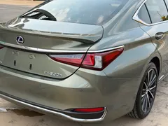 2021 Lexus ES 300h Hybrid Premium, зелёный — фото 9