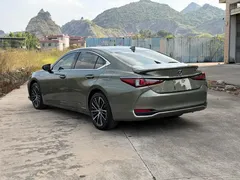 2021 Lexus ES 300h Hybrid Premium, зелёный — фото 11
