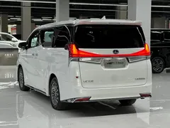 2020 Lexus LM 300h 7-seat, белый — фото 6
