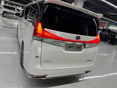 2020 Lexus LM 300h 7-seat, белый — фото 7