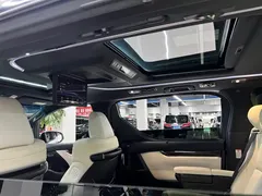 2020 Lexus LM 300h 7-seat, белый — фото 11