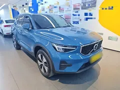 2023 Volvo XC40 Luxury, синий — фото 4
