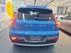 2023 Volvo XC40 Luxury, синий — фото 6