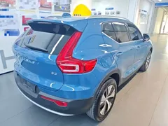 2023 Volvo XC40 Luxury, синий — фото 7