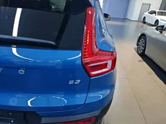 2023 Volvo XC40 Luxury, синий — фото 8