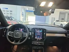 2023 Volvo XC40 Luxury, синий — фото 10