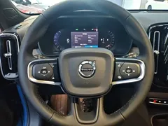 2023 Volvo XC40 Luxury, синий — фото 11