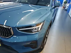 2023 Volvo XC40 Luxury, синий — фото 24