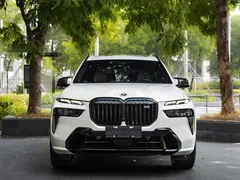 2023 BMW X7 M60i xDrive, белый — фото 2