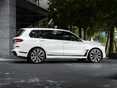 2023 BMW X7 M60i xDrive, белый — фото 3