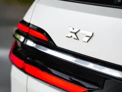 2023 BMW X7 M60i xDrive, белый — фото 11