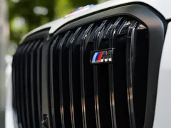 2023 BMW X7 M60i xDrive, белый — фото 13