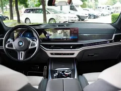 2023 BMW X7 M60i xDrive, белый — фото 21