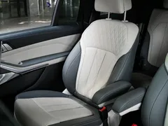2023 BMW X7 M60i xDrive, белый — фото 28