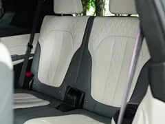 2023 BMW X7 M60i xDrive, белый — фото 30