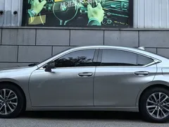 2023 Lexus ES 200 Luxury — фото 3