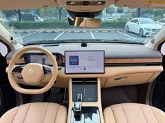 2024 Aito M7 1.5T RWD Smart Driving Pro 6-seat, чёрный — фото 15