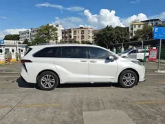 2023 Toyota Sienna 2.5L Hybrid Premium, белый — фото 4